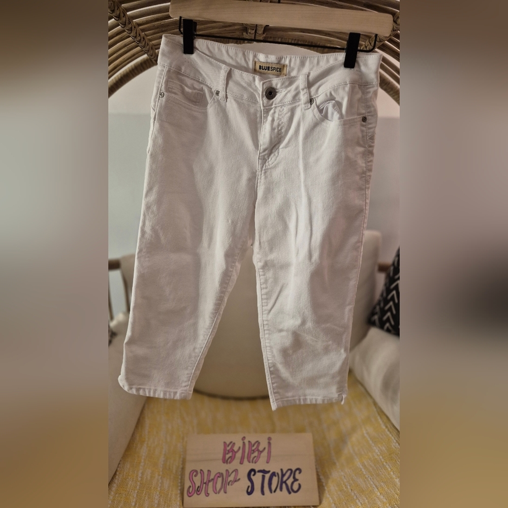 Blue Spice Chic White Cropped Pants. knee-length pants